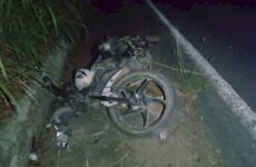Hombre muere al caer de su motocicleta en la carretera libre Valles-Rioverde