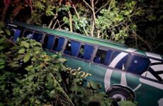 Autobús cae a un barranco cerca de Xilitla; un hombre murió y una mujer resultó lesionada 