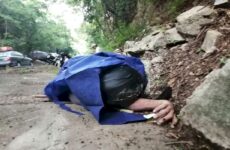 Fallece turista extranjero al caer de su motocicleta en la carretera libre Valles-Rioverde