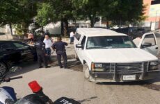 Flamante vehículo colisiona contra vetusta camioneta frente al Registro Civil 01 