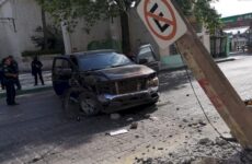 Joven choca su camioneta contra un poste y deja sin energía eléctrica a una parte de la zona centro de Valles