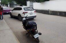 Motociclista se estampa contra camioneta en el barrio La Lomas 