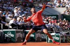 A Djokovic no le afectan los abucheos y avanza a la cuarta ronda en Roland Garros
