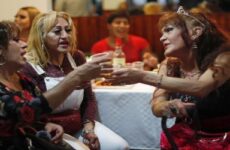 “Abuelas” trans mexicanas celebran la fiesta de quince años que no habían podido tener