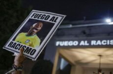 Ola de muestras de intolerancia en el fútbol; FIFA promete detener partidos