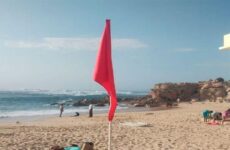 Cierran cuatro playas de Los Cabos por viento y oleaje elevado