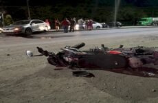 Raudo conductor embiste con su vehículo a motociclista y trepa a un camellón
