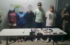 Detienen a dos adultos y tres menores de edad en posesión de armas, droga y billetes falsos
