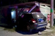 Camioneta atropella a una mujer y choca contra una casa 