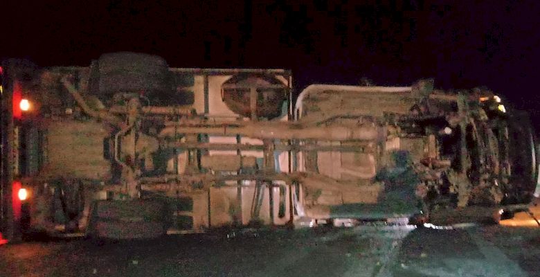 Camioneta choca contra un muro de contención y vuelca sobre la ...