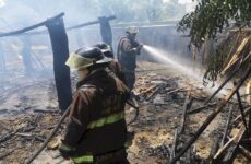 Incendio provocado consume un bohío y parte de una casa rústica en el Museo Tamuatzán 