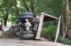 Vuelca camión materialista en la carretera Axtla – Cómoca