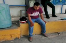 Conductora derriba con su camioneta a un motociclista en el bulevar México-Laredo 