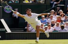 Alcaraz, sin brillo pero avanza en Wimbledon