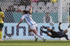 Argentinas reaccionan con 2 goles en 5 minutos; empatan 2-2 ante sudafricanas en Mundial