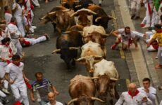 Miles participan en el primer encierro de las Fiestas de San Fermín en Pamplona