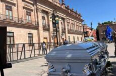 Niega Gallardo que mujer velada frente a Palacio de Gobierno fuera empleada estatal
