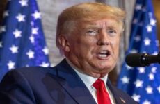 Trump se burla de los “ridículos” cargos en su contra en un mitin en Pensilvania
