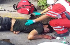 Joven se fractura el cráneo al caer de su motocicleta en el bulevar México-Laredo 