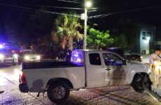 Vehículo compacto se estrella contra una camioneta en la Obrera