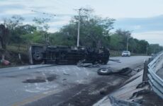 Vuelca pipa que transportaba gasolina sobre la carretera Valles-Tampico 