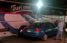 Daños mínimos deja un choque entre un autobús de turismo y un vehículo en la zona centro de Valles