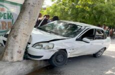 Camioneta choca contra vehículo y lo proyecta contra un árbol; una persona salió herida