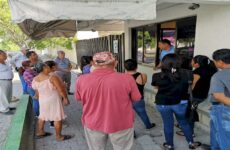 Se manifiestan  vecinos de Santa  Lucía en la CFE