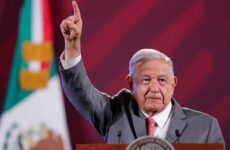 López Obrador considera exagerada la acusación de que sus libros escolares adoctrinan