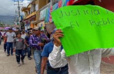 Jóvenes indígenas marchan por la paz en Chiapas