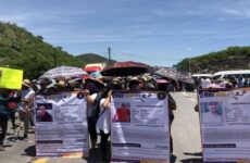 Bloquean carretera por 14 personas desaparecidas en Guerrero