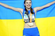 Ucraniana Mahuchikh se lleva un emotivo oro en el salto de altura para cerrar el Mundial