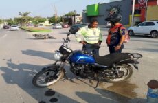 Chocan dos motos sobre avenida Ejército Mexicano; uno de los conductores resultó lesionado
