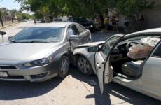 Chocan dos vehículos en transitado cruce de la Obrera; no se reportan heridos 