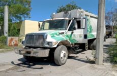 Camión recolector de basura colisiona contra camioneta estacionada