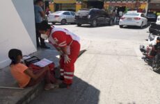 Reportan a mujer tirada cerca de los mercados y se movilizan paramédicos de la Cruz Roja 