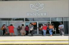 Empleados del  ISSSTE reclaman  pago de salario