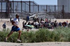 Policías “espantan” a migrantes Juárez, mientras civiles les llevan alimentos