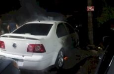 Se incendia un vehículo en un taller mecánico en la colonia Méndez