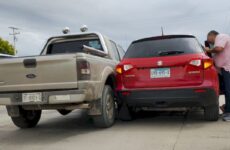 Por falta de precaución conductora choca su camioneta contra otra en el bulevar México-Laredo