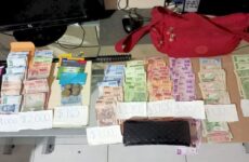 Mujer denuncia el robo de su bolso con más de 22 mil pesos; minutos después policías lo recuperan
