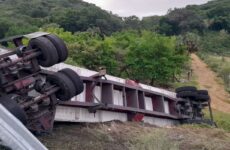 Vuelca tráiler en la autopista Valles-Rayón; el chofer resultó ileso