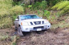 Camioneta se sale del camino y cae a desnivel en la Valles-Tampico; el conductor resulta ileso
