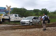 Joven muere arrollada por el tren en Tamasopo; su vehículo quedó varado sobre las vías 