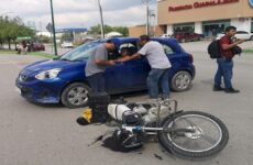 Motociclista choca de frente contra vehículo compacto cerca del Cobach 24 