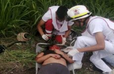 Pareja resulta lesionada al caer de una motocicleta en la Valles-Tampico