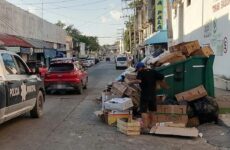 Habitantes tiran  basura en calles de zona centro