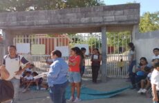Padres bloquean primaria Benito Juárez por falta de maestro