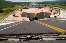 Puente vehicular colapsado en super carretera a Cerritos, aun sin operar