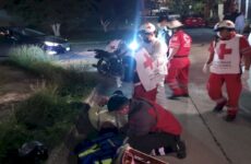 Mujer resulta herida al caer de su motoneta en Valle Alto 